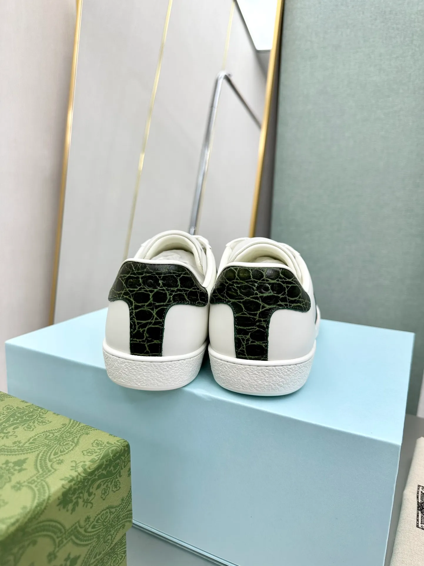 👟👟Ex-factory price 540👟👟 Men's size +10 Top version: Gucci G family classic Ace series Embroidery Little Bee White Shoes Couple Style Ribbon Love Casual Sports Shoes Sneakers Original Purchase Development Production This brand's classic low-top sports shoes interweave golden embroidered bees with red and green webbing. The bee is a classic element of the brand. It appeared in the Gucci ready-to-wear series in the 1970s. Exquisite packaging at the delivery counter🛍📦 ▪️Fabrics: Original custom imported first-layer cowhide ▪️Foots: Original custom cowhide lining ▪️Sole: Original open-molded rubber non-slip material ▪️Sole thickness: 2.5CM ▪️Size: Women's 34-41 (customized 34/41) ▪️Size: Men's 38-46 (38/46 customized)